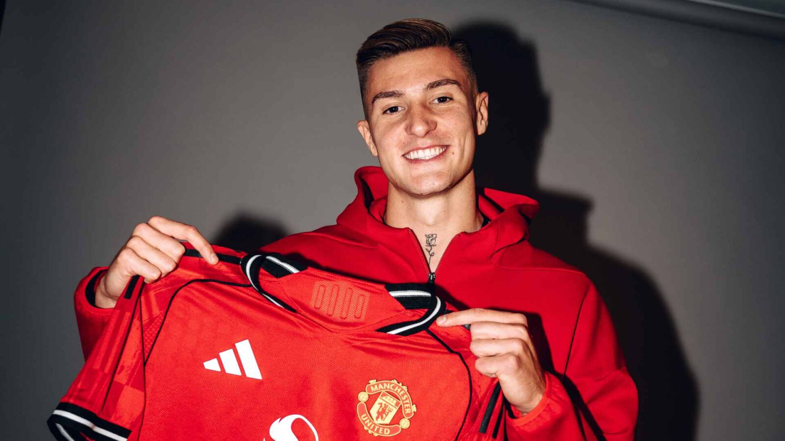 Score a Signed United Jersey from Sesko!