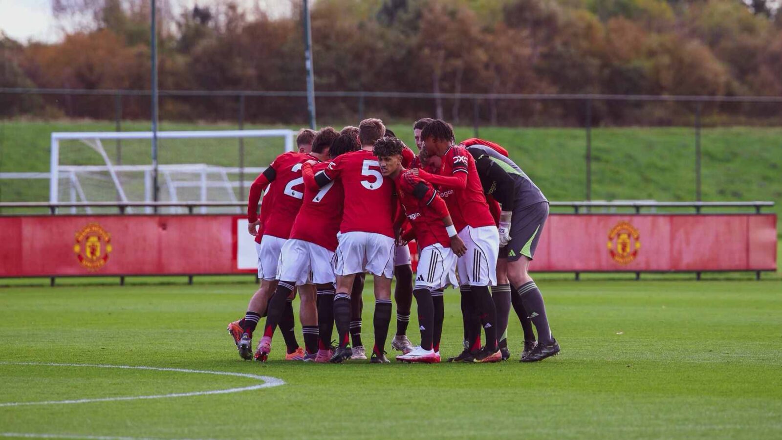 Young Reds Fall Short: Sunderland Edges Out United 1-0